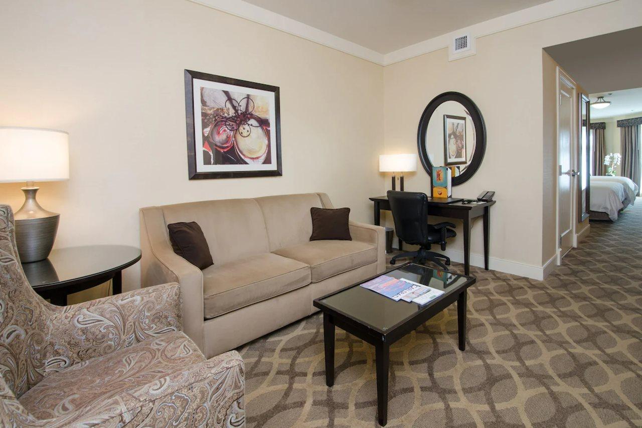 West Inn & Suites Carlsbad Bagian luar foto
